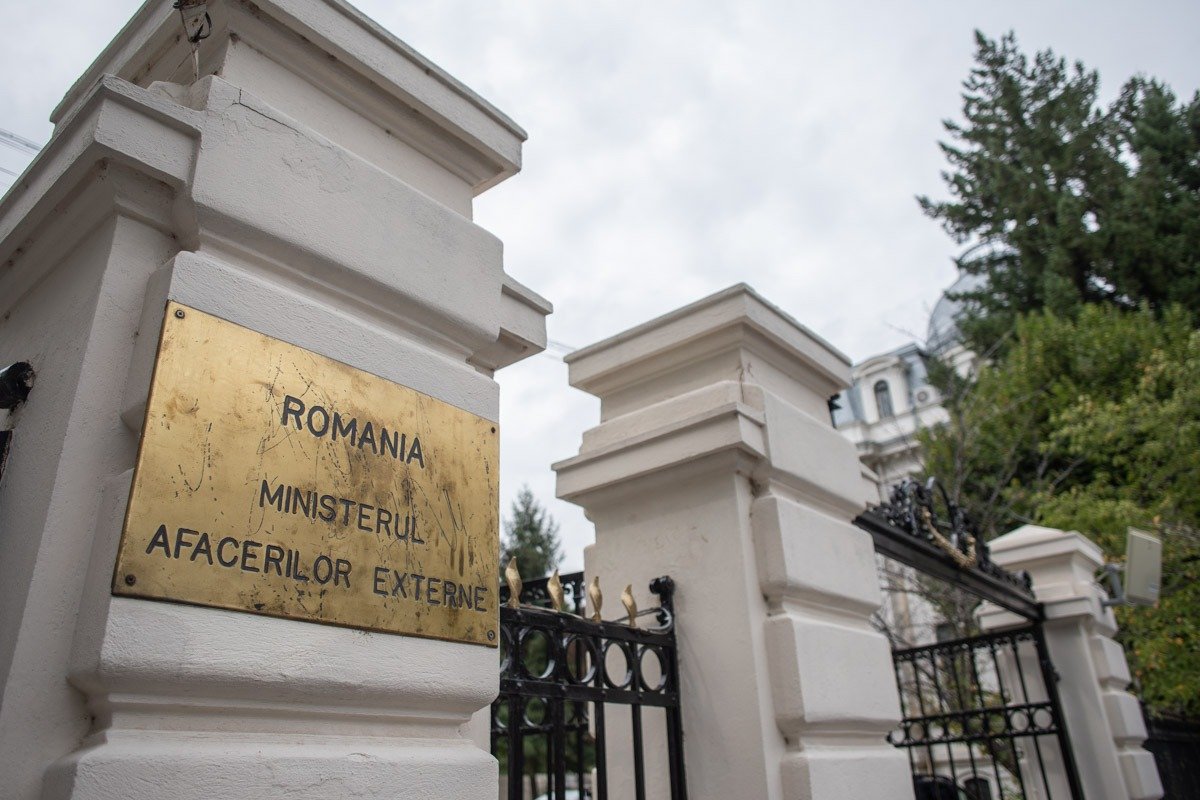 Atac cibernetic de amploare țintește platformele diplomatice ale României În ultima noapte, sistemele digitale ale Ministerului Afacerilor Externe au fost vizate de un atac cibernetic de tip Distributed Denial of Service (DDoS), o tactică frecvent utilizată pentru a supune serverele la o presiune extremă, cauzată de trafic excesiv, și pentru a le scoate temporar din funcțiune