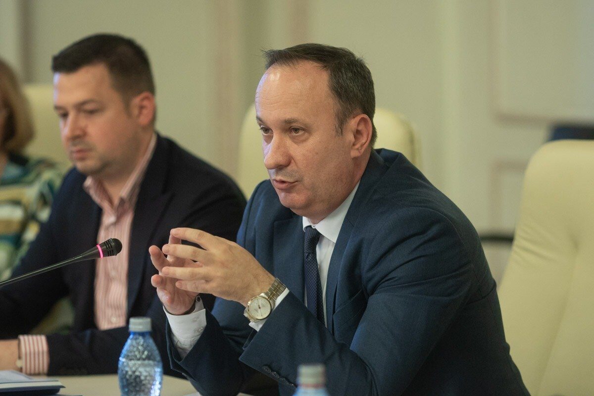 Gest agresiv în Parlament: Adrian Câciu, acuzat de violență fizică asupra colegii sale de partid Un incident tensionat a avut loc recent în aura Parlamentului României, desencadrând atmosfera obișnuită a dezbaterilor politice