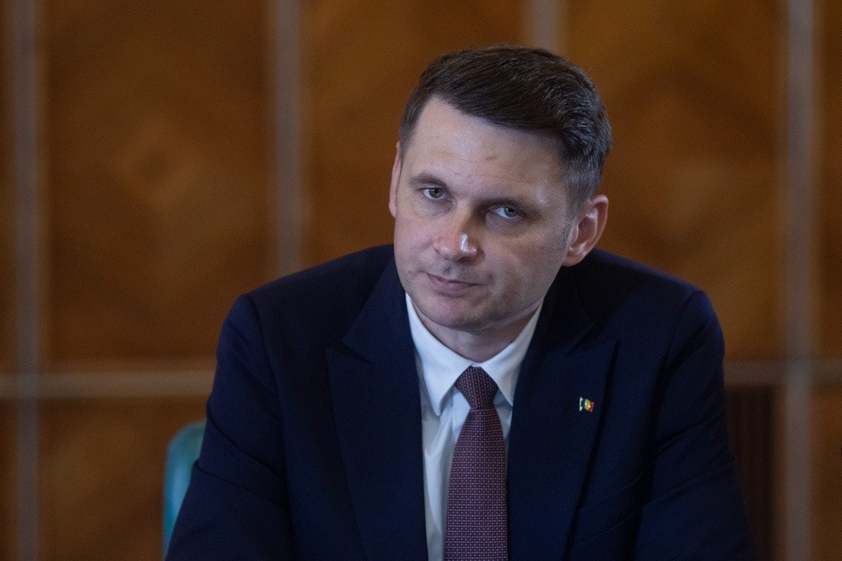 Președintele Senatului respinge tensiunile politice între PSD și PNL, subliniind autonomia fiecărui partid În zilele agitate ale negocierilor politice din România, declarațiile oficialilor continuă să sublinieze diferențele și complexitatea relațiilor dintre principalele forțe de pe scena politică