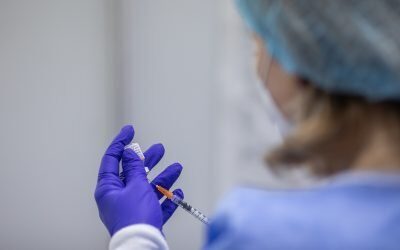 Un judecător federal din Statele Unite a blocat luni implementarea unei politici de vaccinare impuse de guvernul federal, într-un context tensionat în care scepticii față de vaccinuri, inclusiv cunoscutul avocat și activist Robert Kennedy Jr., își mobilizează o susținere activă