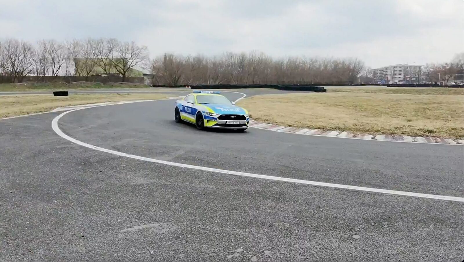 Poliția din Polonia a făcut un pas inedit în lupta cu infracționalitatea rutieră, aducând pe străzile orașelor un vehicul de lux, cu puteri impresionante, confiscat după o infracțiune