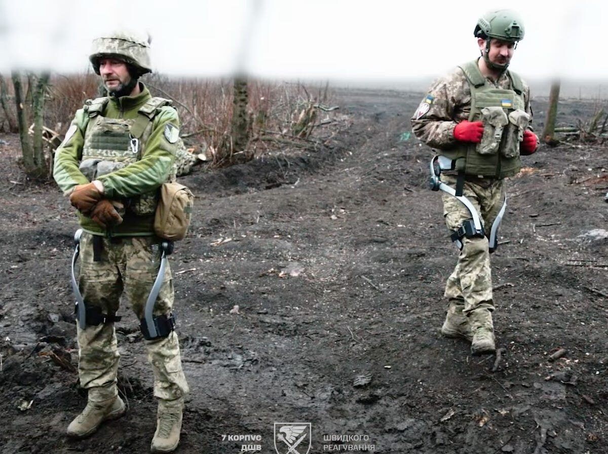Ucraina testează în aceste luni exoschelete militare în condiții de front, un pas important care semnalează o schimbare radicală în abordarea tehnologică a războiului modern