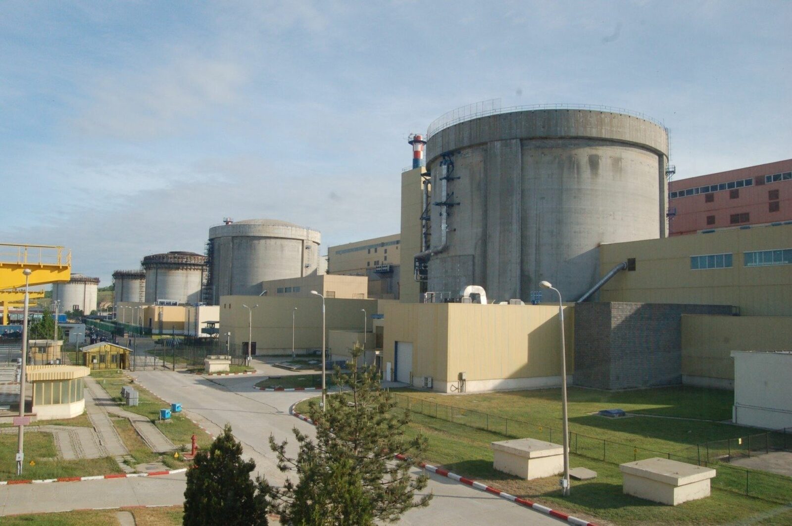 Nuclearelectrica alocă peste 1,3 milioane de lei pentru întreținerea echipamentelor de măsurare de la CNE Cernavodă Operatorul nuclear Nuclearelectrica a anunțat oficial alocarea unei sume de aproximativ 1,36 milioane de lei, fără TVA, pentru servicii de reparare și întreținere a aparatelor de măsurare de la centrala nucleară de la Cernavodă