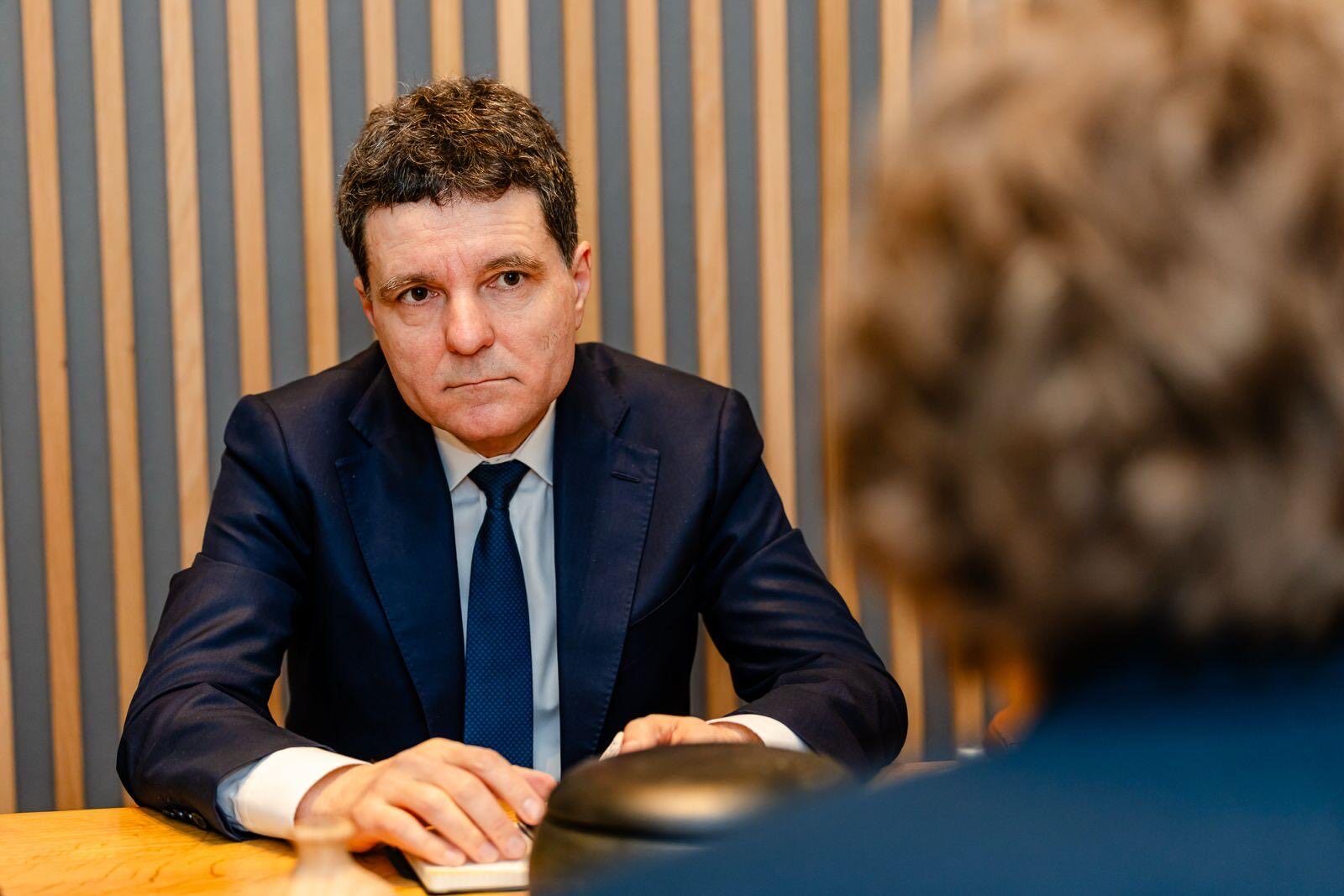 Președintele Klaus Iohannis a reafirmat angajamentul ferm al Guvernului pentru reformarea companiilor de stat, subliniind că această măsură devine o prioritate absolută pentru echilibrul bugetar și consolidarea economiei naționale