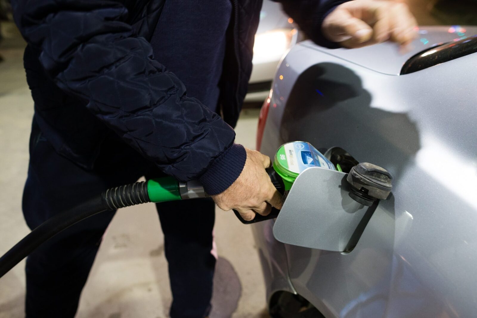 Guvernul anunță măsuri pentru plafonarea marjelor la pompă, dar experții avertizează că acestea pot agrava criza energetică și pot crea probleme pe termen lung Anunțul făcut de Guvern marți privind implementarea unor măsuri menite să contracareze scumpirile excesive la pompă a stârnit un val de reacții vehemente din partea specialiștilor în economie