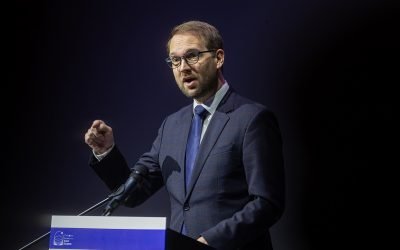 Alianta surprinzatoare dintre PSD și AUR: manevre politice pentru menținerea Gislei Weber în funcție de Avocat al Poporului Luni seara, scena politică românească a fost zguduită de dezvăluiri privind o înțelegere ascunsă între PSD și AUR, menită să susțină prelungirea mandatului interimar al Renatei Weber în poziția de Avocat al Poporului