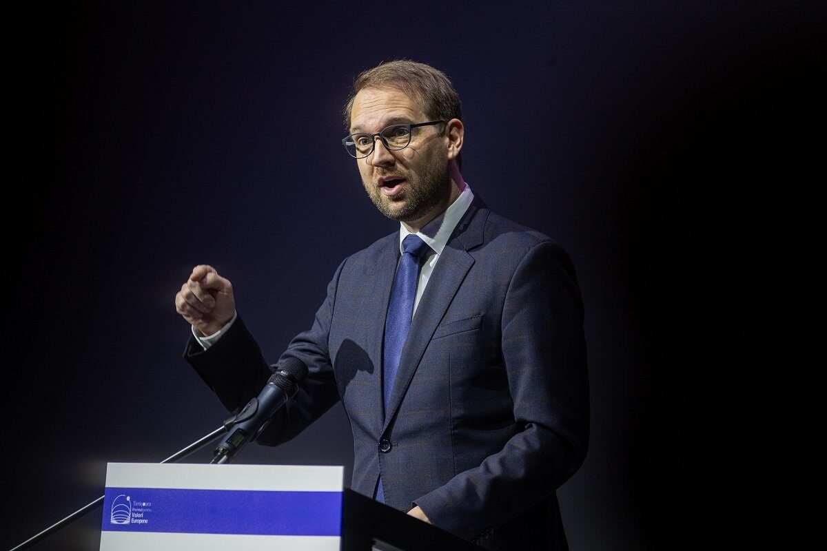 Alianta surprinzatoare dintre PSD și AUR: manevre politice pentru menținerea Gislei Weber în funcție de Avocat al Poporului Luni seara, scena politică românească a fost zguduită de dezvăluiri privind o înțelegere ascunsă între PSD și AUR, menită să susțină prelungirea mandatului interimar al Renatei Weber în poziția de Avocat al Poporului