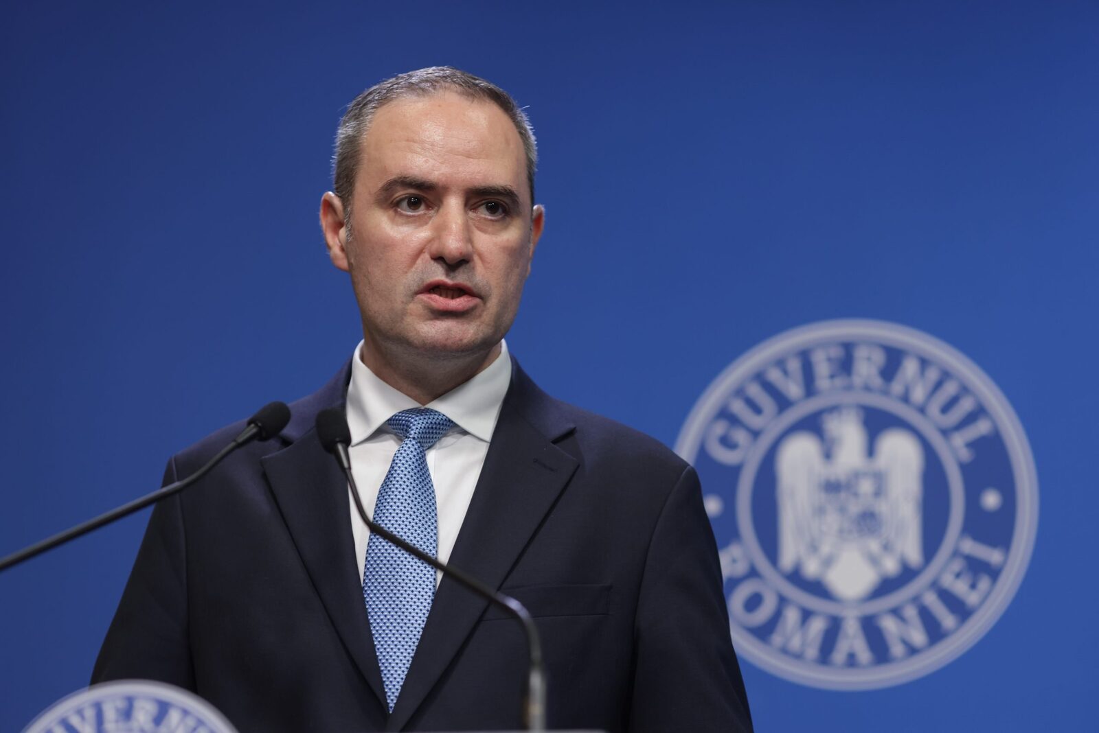 Guvernul prelungeste schema de ajutor pentru transportatori pentru a face față creșterii prețurilor la carburant Guvernul României a decis, în ședința de joi, să prelungească schema de sprijin pentru transportatori, o măsură menită să le ofere acestora o plasă de siguranță în fața creșterii accelerate a prețurilor la carburant