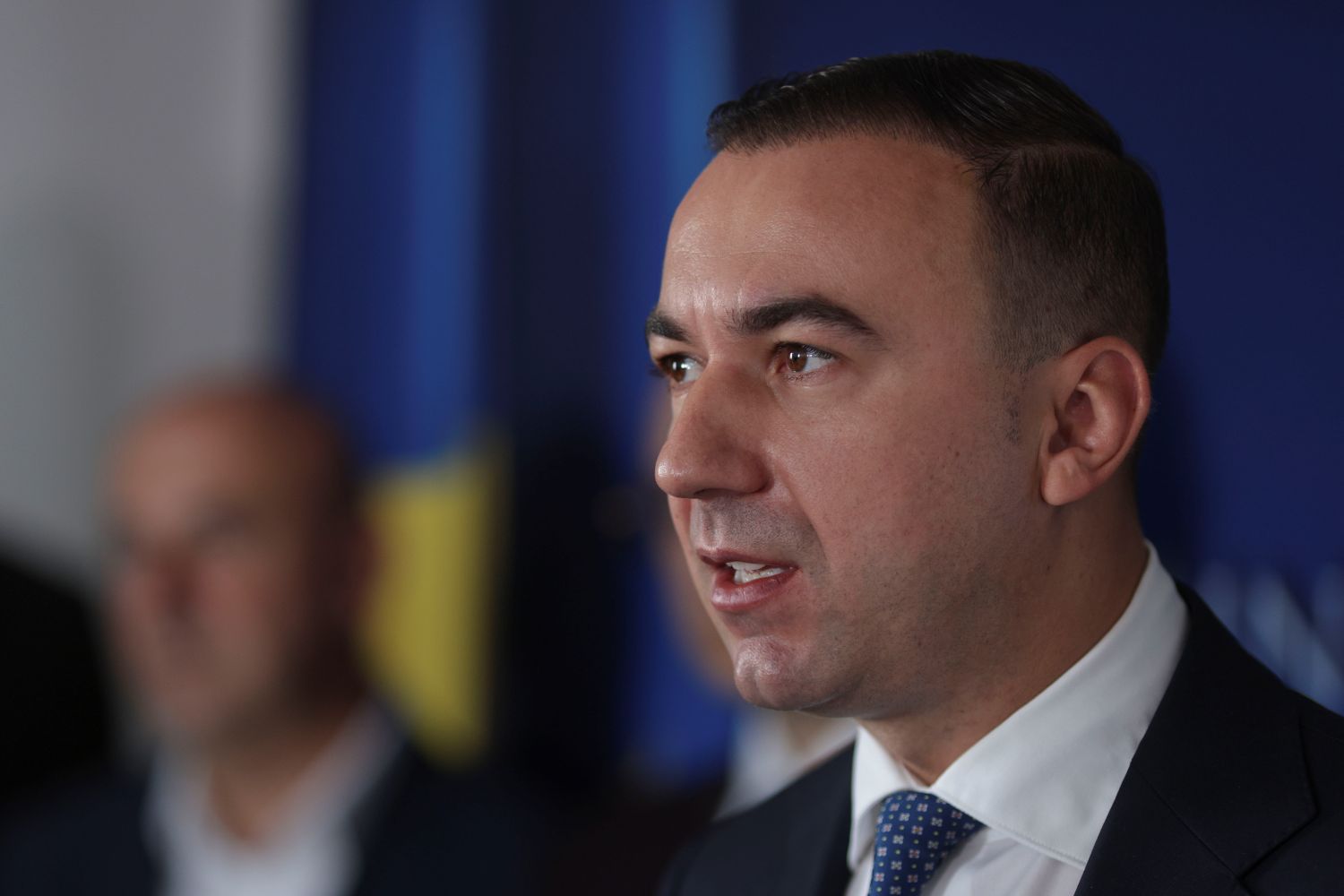 Risc crescut de scumpire a carburanților în România: prețurile pot ajunge la 10 lei pe litru, avertizează ministrul Energiei Tensiunile pe piața de combustibili din România iau amploare, odată cu avertismentele ministrului Energiei, Bogdan Ivan, cu privire la posibilitatea ca prețurile la pompă să atingă cote alarmante în următoarele luni