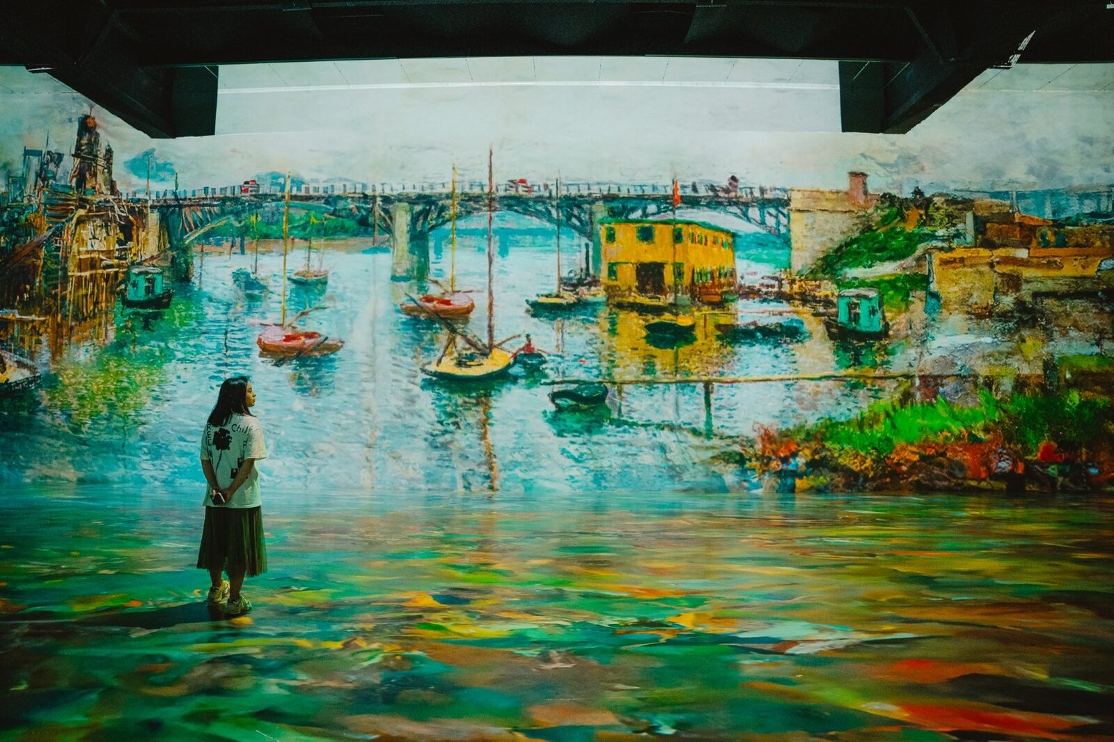 Industria artei digitale în plină expansiune: România în pas cu tendințele globale Renumite instituții precum Muzeul de Artă Modernă (MoMA) din New York și Tate Modern din Londra își extind colecțiile și expozițiile pentru a include opere de artă digitală, marcând astfel o schimbare semnificativă în modul în care cultura contemporană este percepută și valorizată