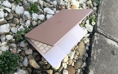 Apple a făcut o mișcare semnificativă în zona dispozitivelor premium, lansând MacBook Neo, un laptop care schimbă percepția generală despre prețul și accesibilitatea produselor sale