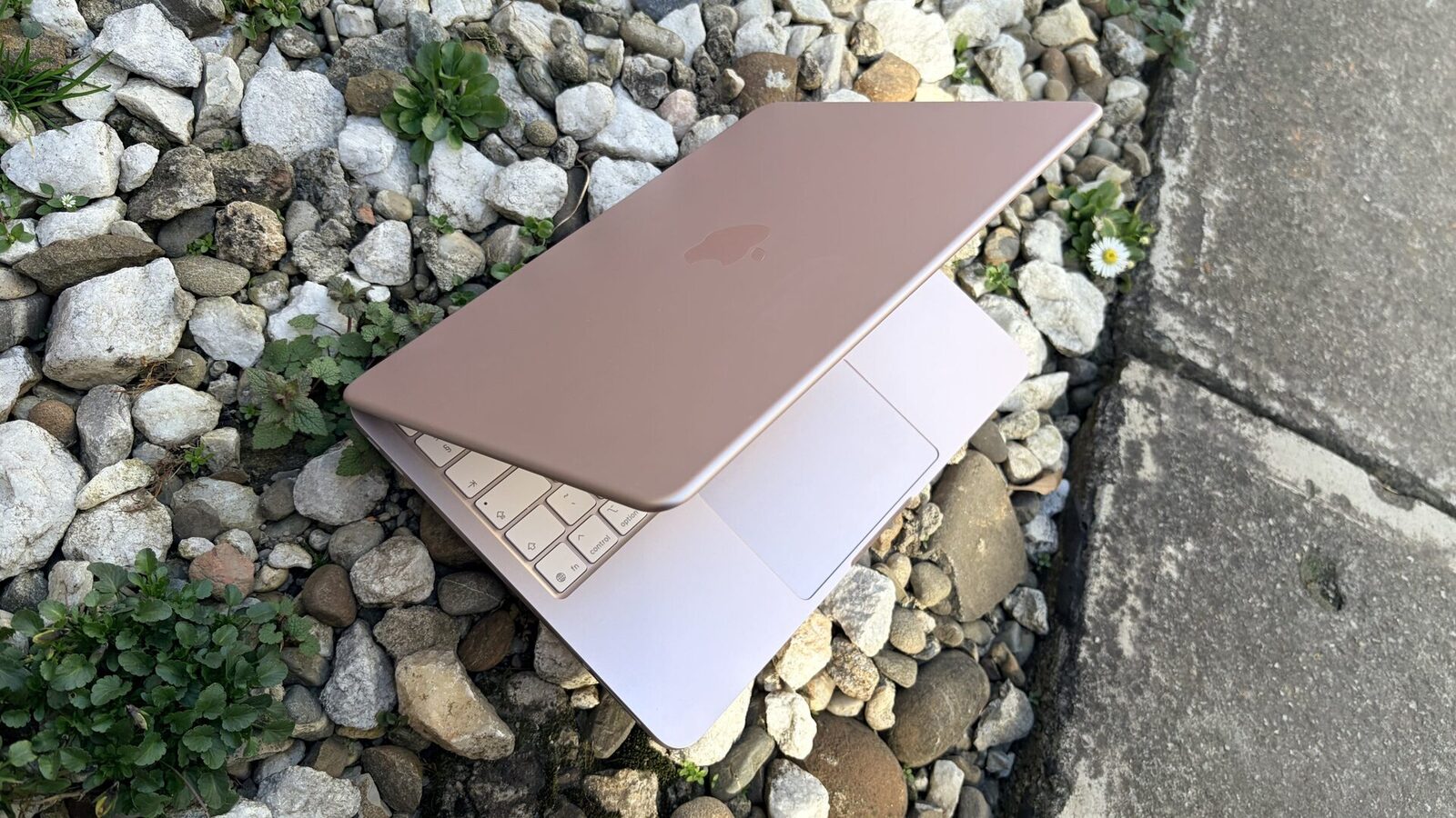 Am folosit primul laptop Apple accesibil din România