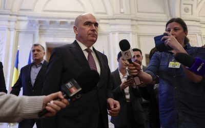 Guvernul României pregătește măsuri pentru stabilizarea pieței carburanților: Ordonanță de urgență în curs de adoptare În cea mai recentă rundă de măsuri pentru gestionarea crizei carburanților, premierul Ilie Bolojan a anunțat marți seara că Executivul va adopta o ordonanță de urgență cel mai probabil miercuri după-amiază sau cel târziu joi, semnalând o reacție rapidă la creșterea alarmantă a prețurilor și penuria temporară de materiale energetice
