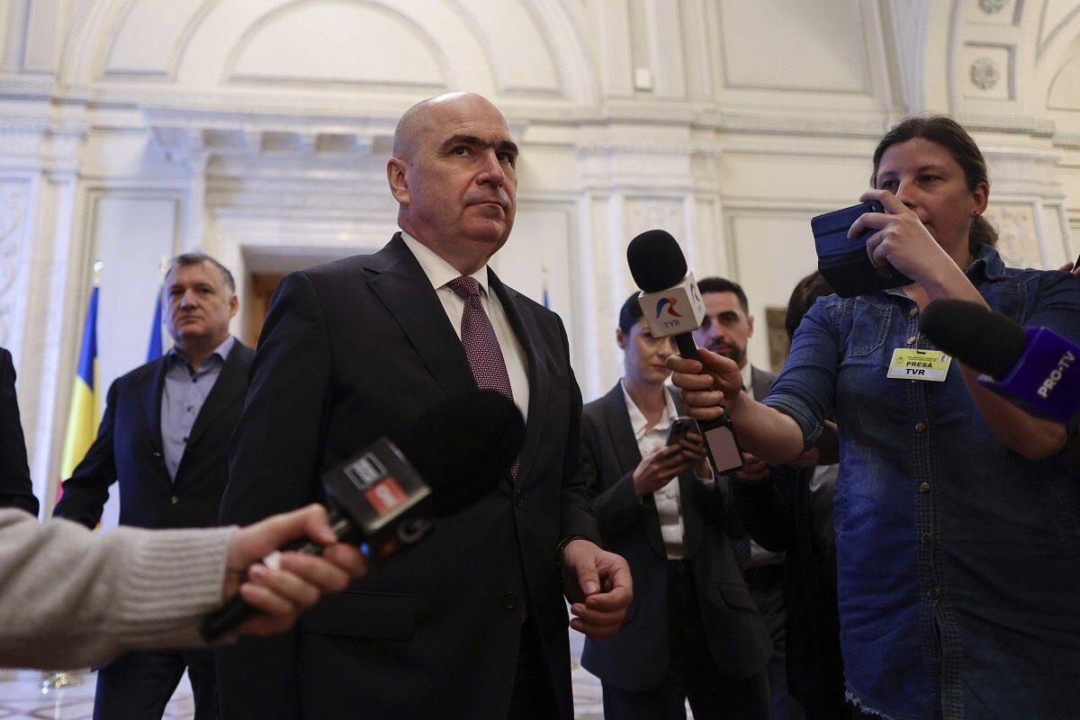 Guvernul României pregătește măsuri pentru stabilizarea pieței carburanților: Ordonanță de urgență în curs de adoptare În cea mai recentă rundă de măsuri pentru gestionarea crizei carburanților, premierul Ilie Bolojan a anunțat marți seara că Executivul va adopta o ordonanță de urgență cel mai probabil miercuri după-amiază sau cel târziu joi, semnalând o reacție rapidă la creșterea alarmantă a prețurilor și penuria temporară de materiale energetice