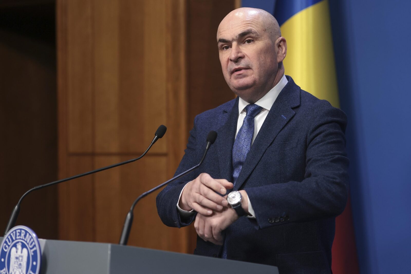 Bugetul pentru anul 2026, adoptat cu întârziere semnificativă, reflectă dificultățile majore cu care se confruntă coaliția de guvernare și provocările economice ale țării