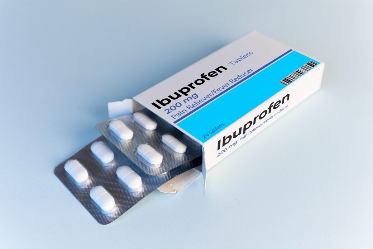 Organizațiile internaționale de sănătate lansează un avertisment cât se poate de clar privind utilizarea excesivă a medicamentelor antiinflamatoare, în special a ibuprofenului, un analgezic de primă linie pentru milioane de români și nu numai