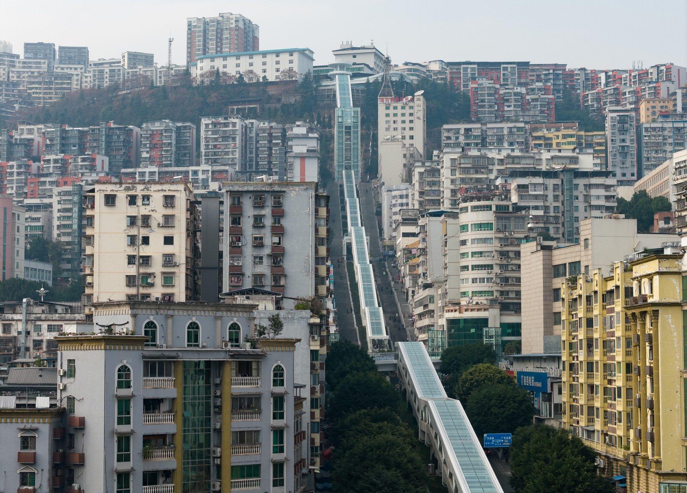 O inovație urbanistică spectaculoasă care răspunde provocărilor unui oraș montan În inima unui peisaj montan dificil, unde pantele abrupte și terenul accidentat fac mereu dificultăți pentru locuitori și vizitatori, a fost inaugurat un sistem de mobilitate urbană care depășește orice a fost văzut până acum