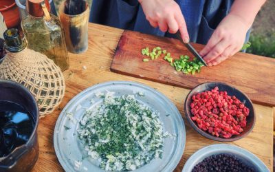 Alimentatia românească, în umbra tendințelor globale de consum Într-un peisaj alimentar dominat de produse ultraprocesate, fructe exotice și snack-uri convenabile, preferința pentru produsele autohtone tinde să fie subestimată