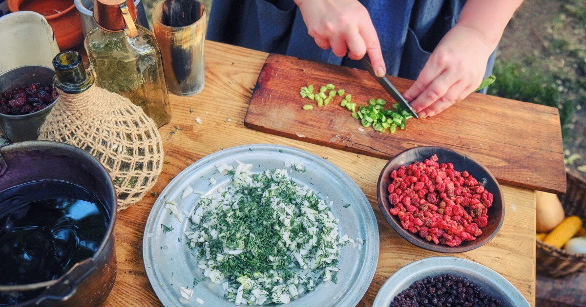 Alimentatia românească, în umbra tendințelor globale de consum Într-un peisaj alimentar dominat de produse ultraprocesate, fructe exotice și snack-uri convenabile, preferința pentru produsele autohtone tinde să fie subestimată
