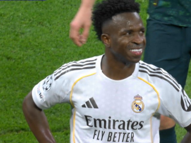 Gestul surprinzător al lui Vinicius pe „Santiago Bernabeu” după ratamentul din penalty-ul contra Manchester City Momente tensionate pe „Santiago Bernabeu” în marea seară a Ligii Campionilor, atunci când Real Madrid a întâlnit Manchester City, într-o partidă decisivă pentru calificare