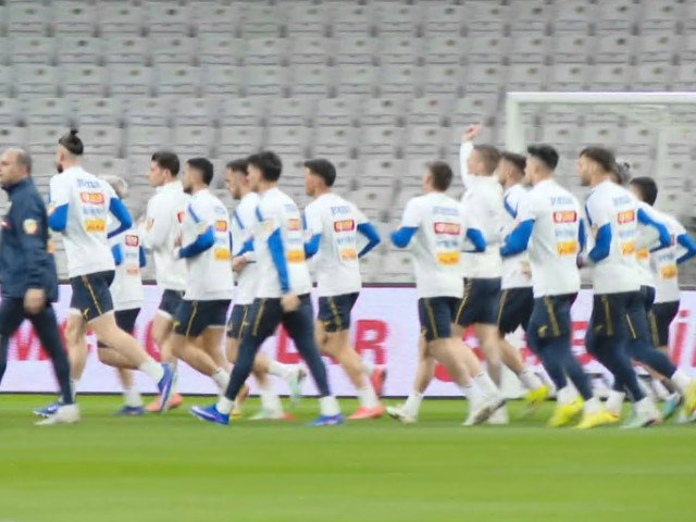 Turcia, martoră la antrenamentul oficial al naționalei României înaintea meciului decisive din preliminarii O atmosferă de tensiune, așteptări și scrutin a dominat zilele acestea în Istanbul, unde naționala de fotbal a României și-a susținut antrenamentul oficial înaintea întâlnirii cu Turcia, din cadrul fazei de calificare pentru Campionatul European