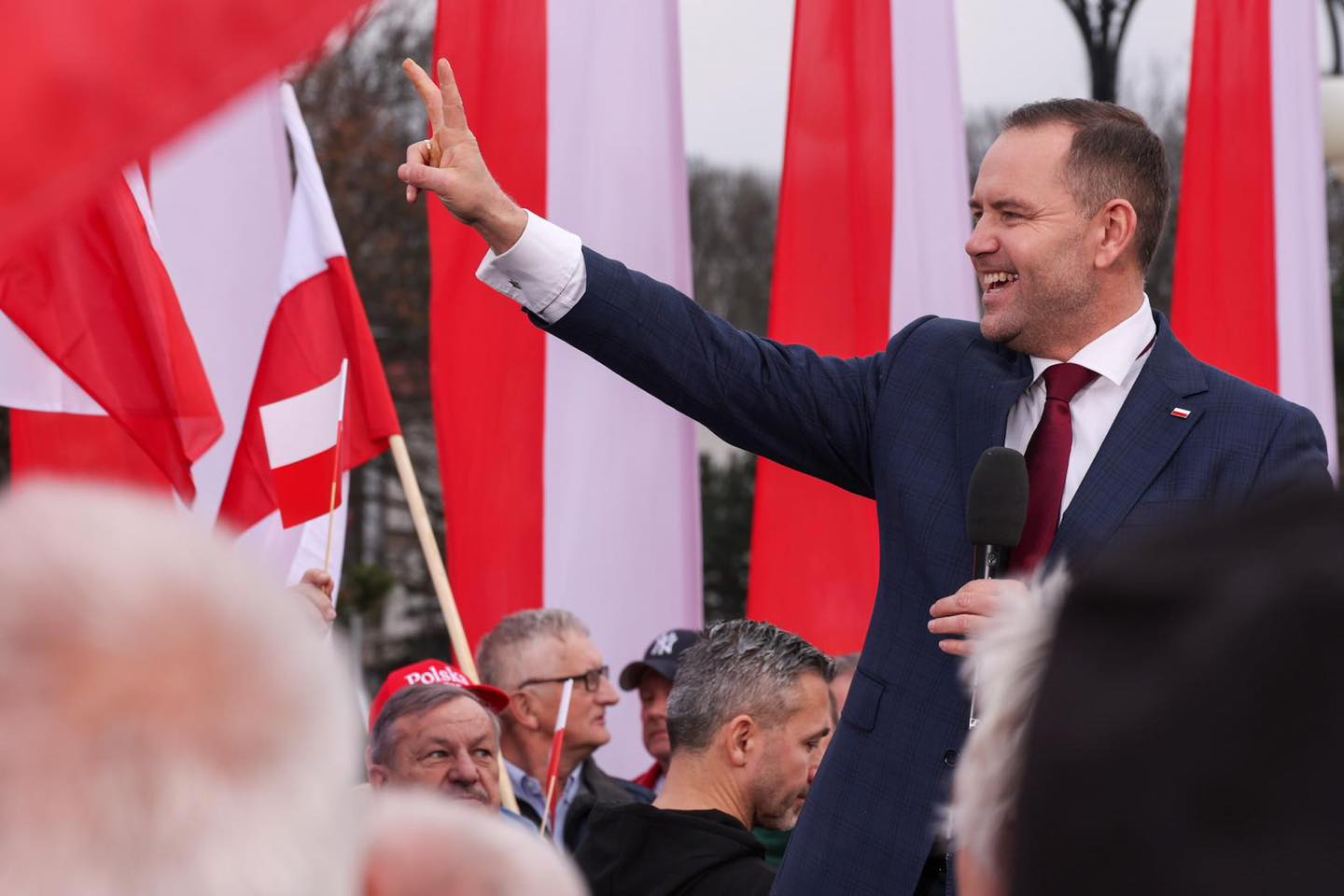 Polonia, vechiul și cel mai mare beneficiar al fondurilor de apărare ale Uniunii Europene, se află într-un impas neașteptat în ceea ce privește accesul la sprijinul financiar destinat modernizării și consolidării forțelor sale armate