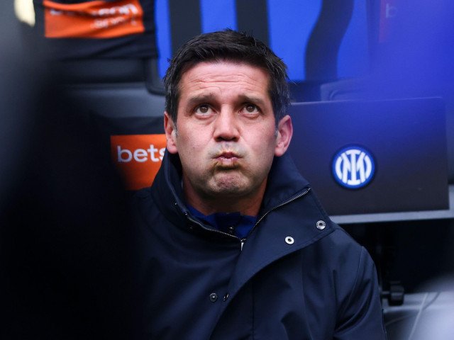 Cristi Chivu, în vestiarul Inter după un nou pas greșit: întâlnire de urgență cu conducerea clubului Un nou pas greșit al Inter Milano în sezonul actual a atras atenția conducătorilor clubului, iar o întâlnire în fuziune cu Cristi Chivu, managerul sportiv, s-a desfășurat de urgență în cadrul vestiarului echipei