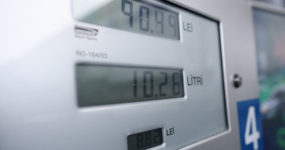 Anunț de reducere a prețurilor carburanților, dar cu riscuri de penurie pe piața românească În timp ce autoritățile pregătesc o intervenție pentru calmarea prețurilor carburanților în România, perspectiva unui nou val de scăderi temporare, generat de o măsură de declarare a situației de criză pe piața țițeiului, ridică întrebări privind efectele pe termen mediu