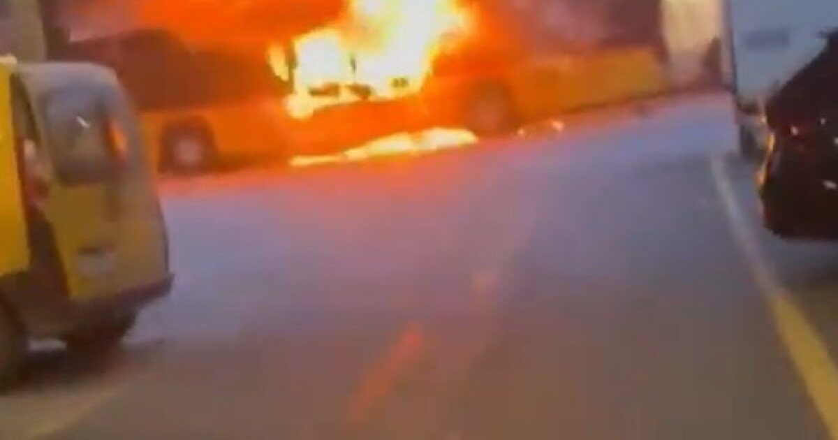 Tragedie pe drumurile din Elveția: mai multe victime după incendiu devastator al unui autocar în orașul Kerzers O tragedie neașteptată a zguduit, marți seara, comunitatea locală din orașul Kerzers, situat în cantonul Fribourg, în vestul Elveției