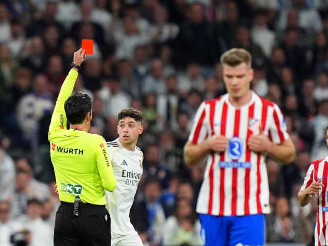 Real Madrid a suferit o înfrângere dureroasă în clasico-ul împotriva lui Atletico Madrid, după un meci încărcat de tensiune și decizii controversate ale arbitrului