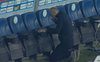 Bogdan Andone, surprins la „Oblemenco” după victoria cu CS Universitatea Craiova O imagine rară a fost surprinsă la Stadionul „Oblemenco”, unde Bogdan Andone, antrenorul surprizelor din Liga I, a fost fotografiat într-un moment de relaxare, după ce echipa sa a reușit o victorie neașteptată împotriva formației locale, CS Universitatea Craiova