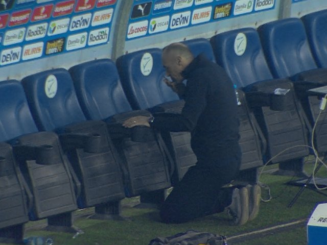 Bogdan Andone, surprins la „Oblemenco” după victoria cu CS Universitatea Craiova O imagine rară a fost surprinsă la Stadionul „Oblemenco”, unde Bogdan Andone, antrenorul surprizelor din Liga I, a fost fotografiat într-un moment de relaxare, după ce echipa sa a reușit o victorie neașteptată împotriva formației locale, CS Universitatea Craiova