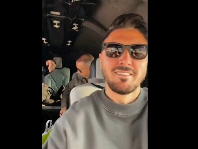 Ciprian Marica, fostul atacant român și actual om de afaceri, a fost surprins de fotografi în cortegiul privat sosind în Istanbul, cu câteva zile înainte de meciul decisiv dintre Turcia și România, din preliminariile pentru Campionatul European