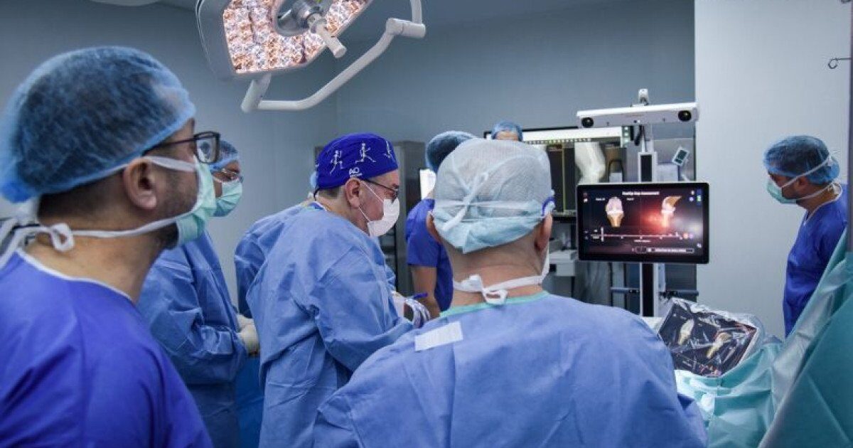 Gonartroza, o problemă tot mai răspândită printre persoanele în vârstă, devine o adevărată provocare pentru sistemul medical din România, având în vedere creșterea speranței de viață și populația îmbătrânită