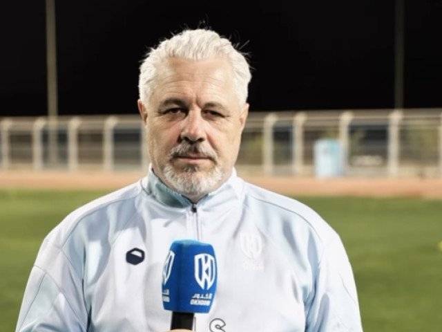 Marius Șumudică dezvăluie realitatea de pe terenul de conflict din Orientul Mijlociu: “Singurul aeroport de unde se zboară” Situația tensionată din Orientul Mijlociu a captat din nou atenția lumii, iar în mijlocul acestui haos, antrenorul român Marius Șumudică a oferit o perspectivă neștiută despre condițiile în care funcționează transferurile și deplasările sportivilor sau personalului în această zonă instabilă