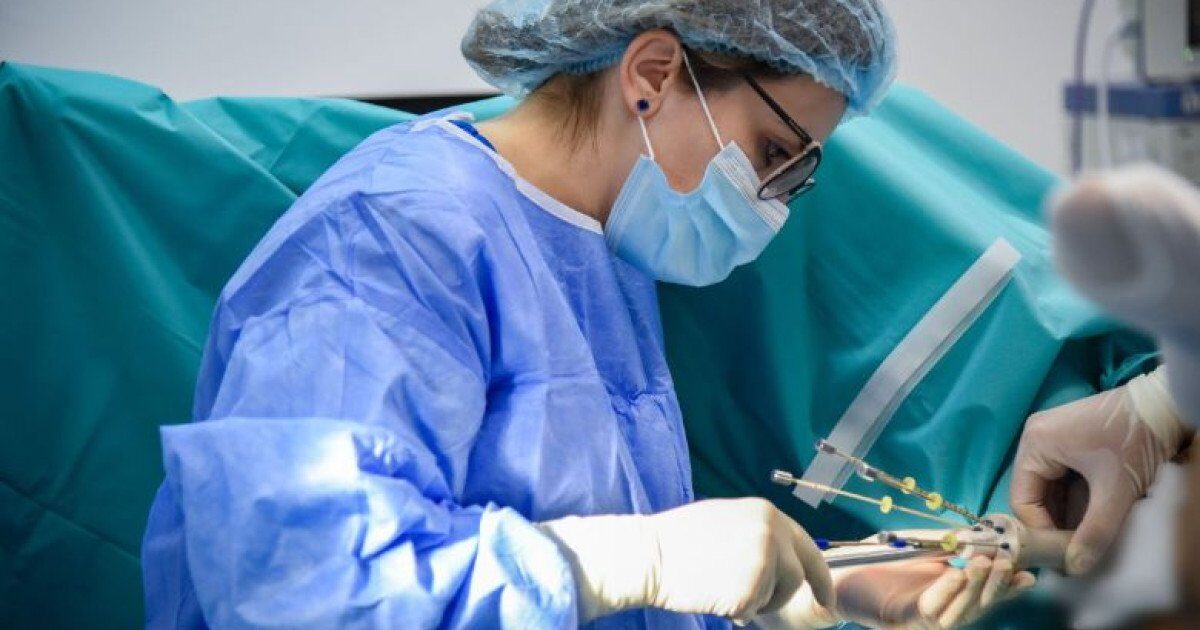 Tineri și nedespărțiți de durere: povestea unei paciente care a descoperit endometrioza la 32 de ani Alina, o femeie plină de viață și ambiție, nu și-ar fi imaginat niciodată că o problemă medicală ar putea să îi afecteze atât de profund cotidianul