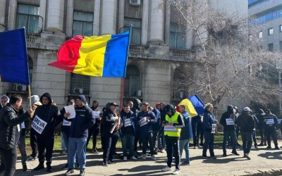 Peste o sută de mineri din Complexul Energetic Oltenia au ieșit joi, pentru a șaptea zi consecutiv, în fața sediului companiei din Târgu Jiu, pentru a-și exprima nemulțumirea față de politicile guvernamentale și situația actuală a industriei energetice din România