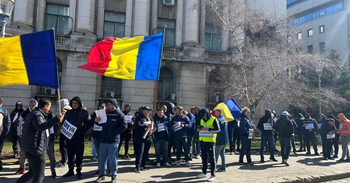 Peste o sută de mineri din Complexul Energetic Oltenia au ieșit joi, pentru a șaptea zi consecutiv, în fața sediului companiei din Târgu Jiu, pentru a-și exprima nemulțumirea față de politicile guvernamentale și situația actuală a industriei energetice din România