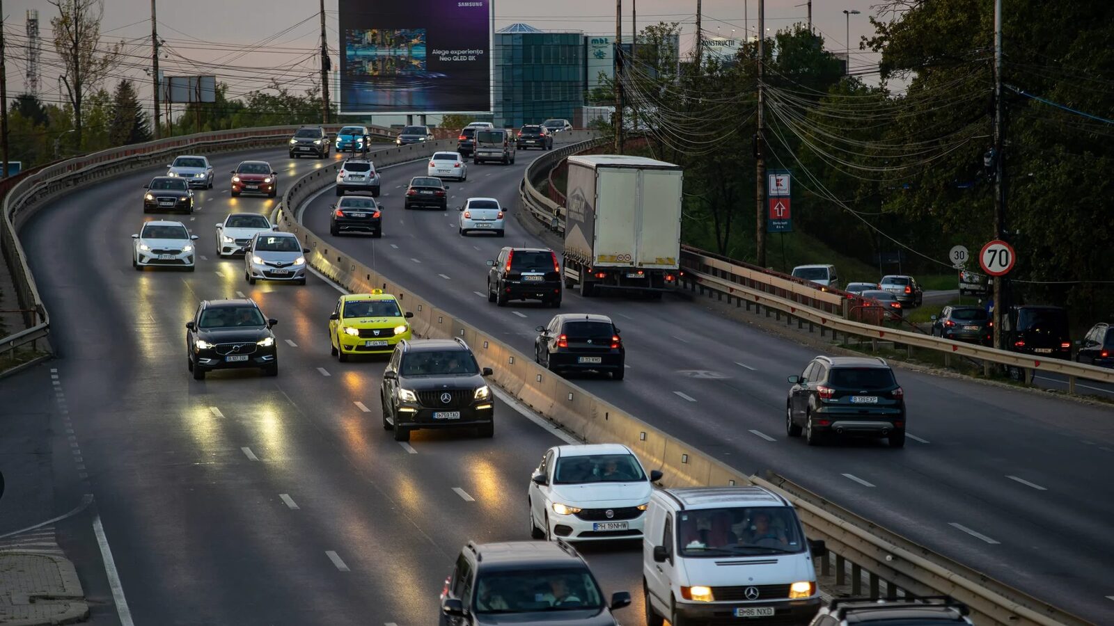 Guvernul român pregătește modificări semnificative în domeniul siguranței rutiere, vizând în special sancționarea neregulamentelor din trafic și consolidarea măsurilor educației rutiere