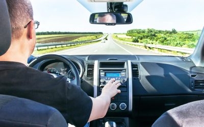 Toți ocupanții unui vehicul, indiferent de locul ocupat în mașină sau de durata călătoriei, sunt acum obligați prin lege să poarte centura de siguranță