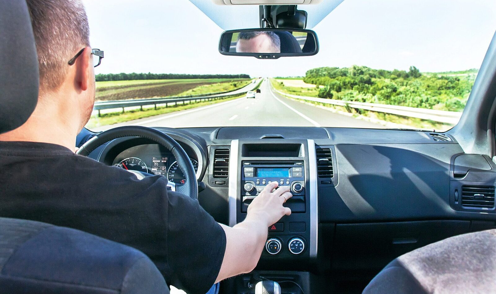 Toți ocupanții unui vehicul, indiferent de locul ocupat în mașină sau de durata călătoriei, sunt acum obligați prin lege să poarte centura de siguranță
