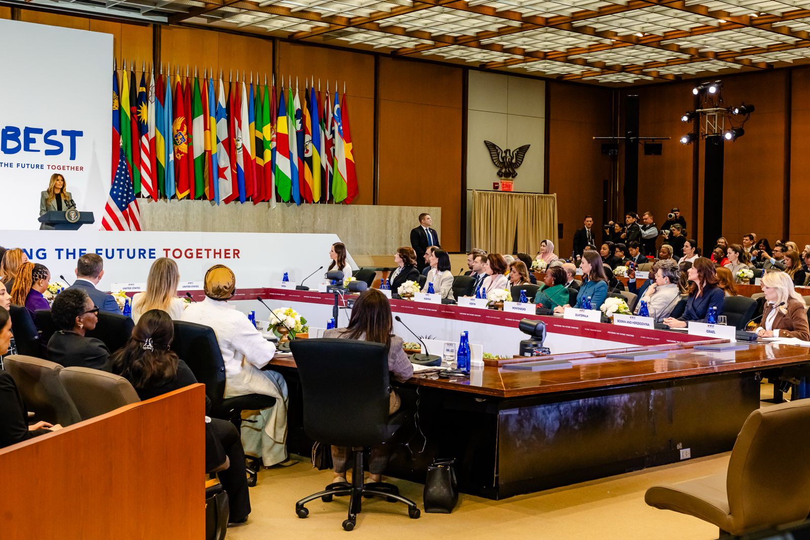 Mirabela Grădinaru, partenera de viață a președintelui României, Nicușor Dan, a participat la evenimentul inaugural al unei coaliții globale dedicate educației digitale a copiilor, un summit organizat sub auspiciile Primelor Doamne ale lumii, la inițiativa Melaniei Trump