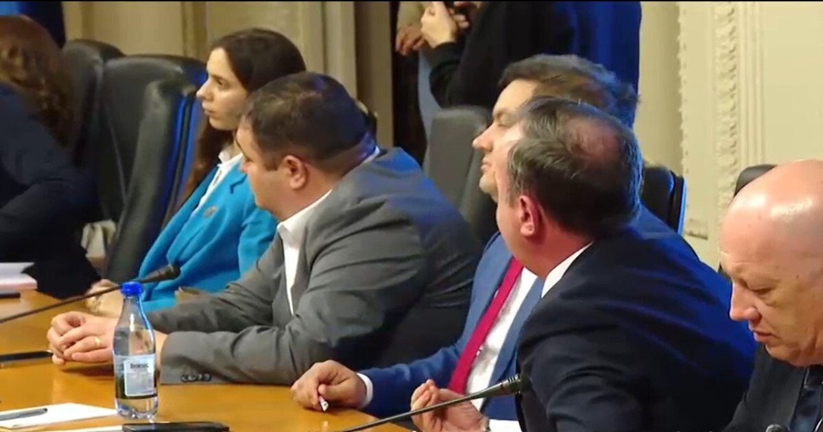 Deputatul USR Iulian Lorincz a depus o sesizare la Consiliul Național pentru Combaterea Discriminării (CNCD) împotriva colegului său de partid, Adrian Câciu, acuzându-l de manifestări „derapaje inacceptabile” în timpul unei sesiuni recent desfășurate în cadrul Comisiei pentru politică externă a Parlamentului