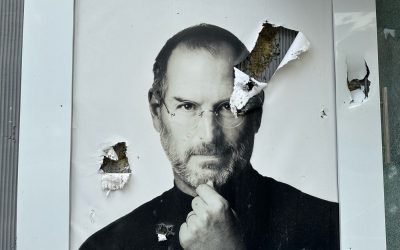 Ședințele din Apple, un „spectacol” al autoritarismului semănând cu perioada fondatorului Steve Jobs Dezvăluiri recente revelează că metodele de conducere ale fostului vizionar Steve Jobs continuă să influențeze cultura organizațională a Apple și astăzi, mai mult de șapte ani după moartea sa