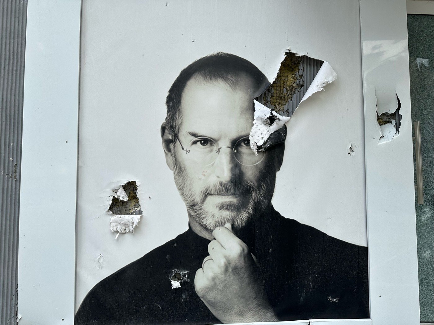 Ședințele din Apple, un „spectacol” al autoritarismului semănând cu perioada fondatorului Steve Jobs Dezvăluiri recente revelează că metodele de conducere ale fostului vizionar Steve Jobs continuă să influențeze cultura organizațională a Apple și astăzi, mai mult de șapte ani după moartea sa
