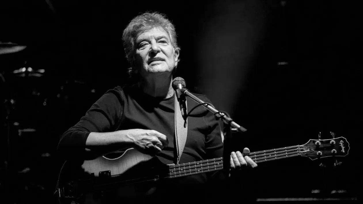 Mugurel Vrabete, un nume iconic în scena rock românească, a fost mult timp cunoscut pentru contribuția sa la succesul trupei Holograf
