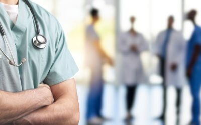 Proiect de lege pentru protejarea personalului medical: cadrele medicale ar putea beneficia de aceeași protecție penală ca polițiștii și militarii În ultimele săptămâni, discuțiile din spațiul public și din parlamentele României au fost dominate de un proiect de lege menită să aducă o schimbare semnificativă în cadrul legislației privind agresiunile asupra personalului medical