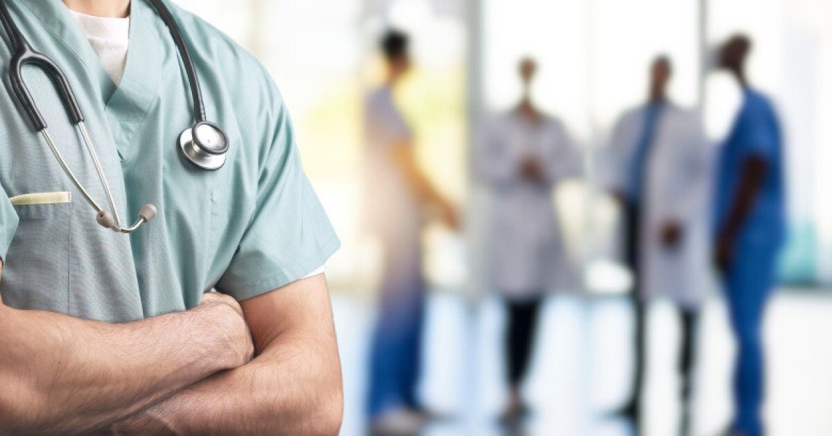 Proiect de lege pentru protejarea personalului medical: cadrele medicale ar putea beneficia de aceeași protecție penală ca polițiștii și militarii În ultimele săptămâni, discuțiile din spațiul public și din parlamentele României au fost dominate de un proiect de lege menită să aducă o schimbare semnificativă în cadrul legislației privind agresiunile asupra personalului medical