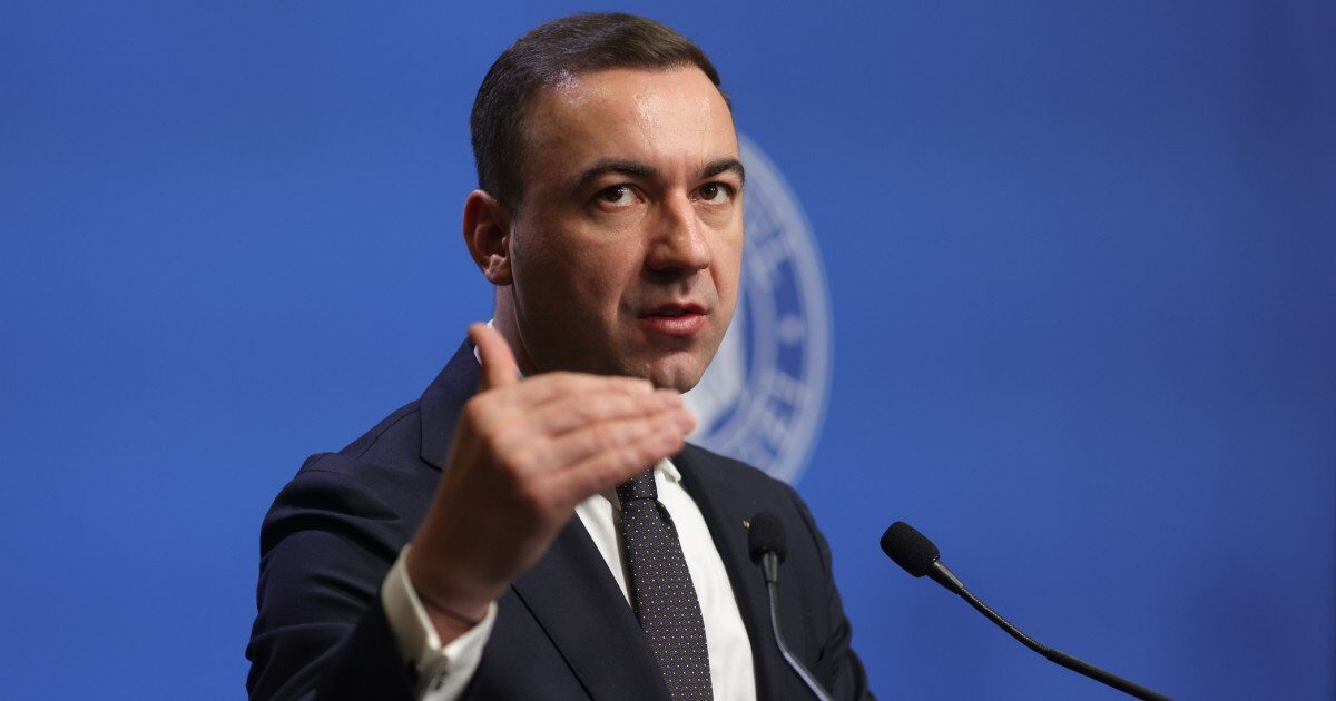 România dispune în prezent de un nivel de rezerve strategice de combustibili care, în condițiile cele mai optimale, ar putea asigura necesarul național timp de aproape patru luni, indiferent dacă ar fi oprit complet importurile sau activitatea rafinăriilor de ţiţei