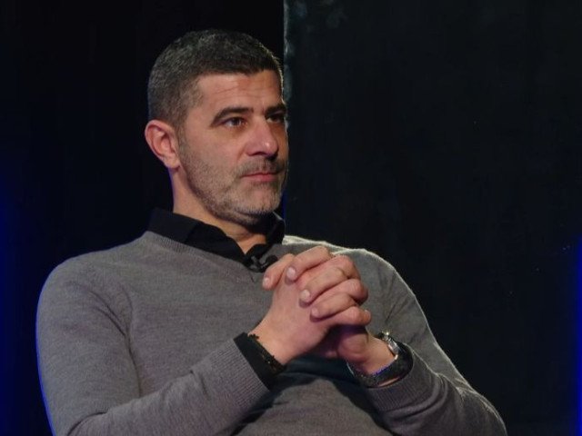Dani Coman, reacție dură după eșecul de la Pitești și recunoașterea unei gafe majore a portarului Căbuz Dani Coman, directorul executiv al FC U Cluj, nu a ezitat să-și exprime nemulțumirea și dezamăgirea după înfrângerea echipei sale de la Pitești, o victorie istorică pentru „violeti”, dar totodată și un moment de răscruce pentru obiectivele formației clujene în sezonul actual